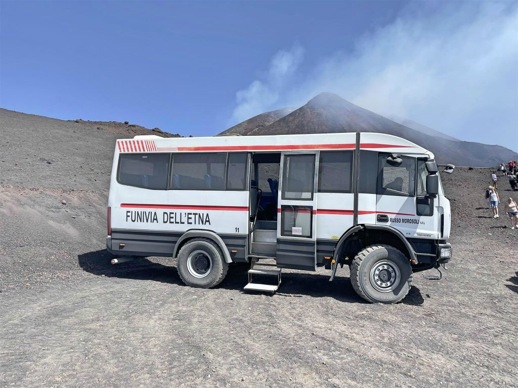 NICOLOSI - een truck die richting de Etna vulkaan op en neer rijd
