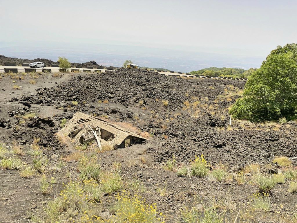 NICOLOSI - een huis bedolven met vulkanisch gesteente van de Etna vulkaan