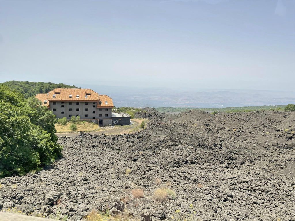 NICOLOSI - een hotel omringd door vulkanisch gesteente van de Etna vulkaan