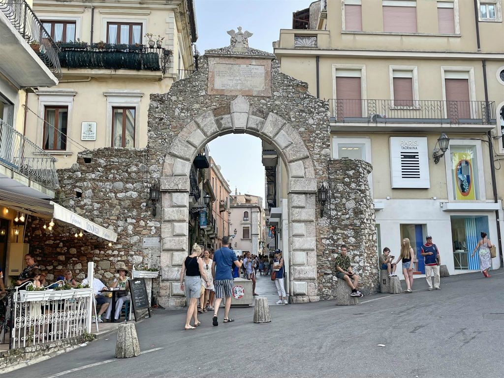 TAORMINA - de Messina stadspoort