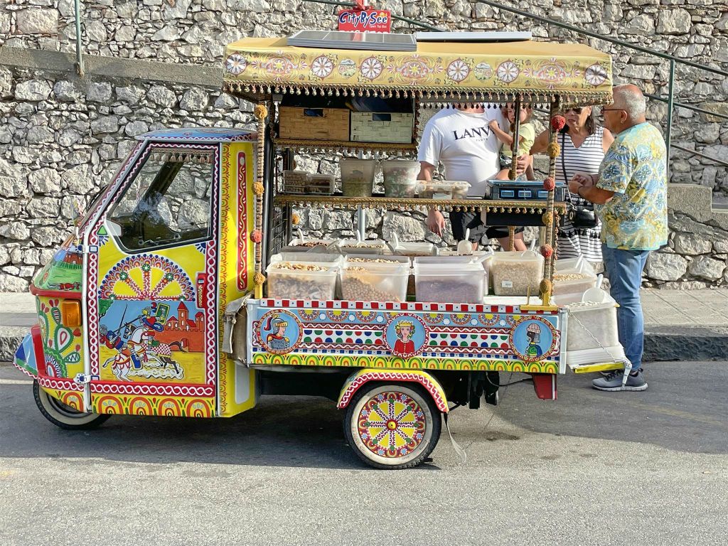 TAORMINA - een Piaggio Ape 50 ingericht als notenkraam