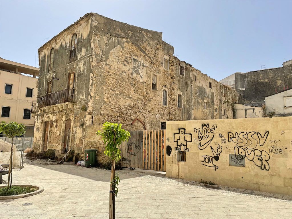 SYRACUSE - een gebouw aan de straat Via dei Montalto