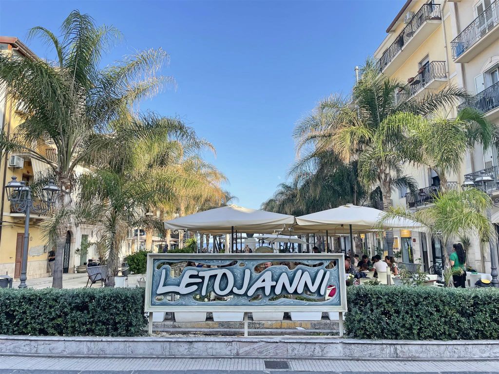 LETOJANNI - het Piazza Durante plein