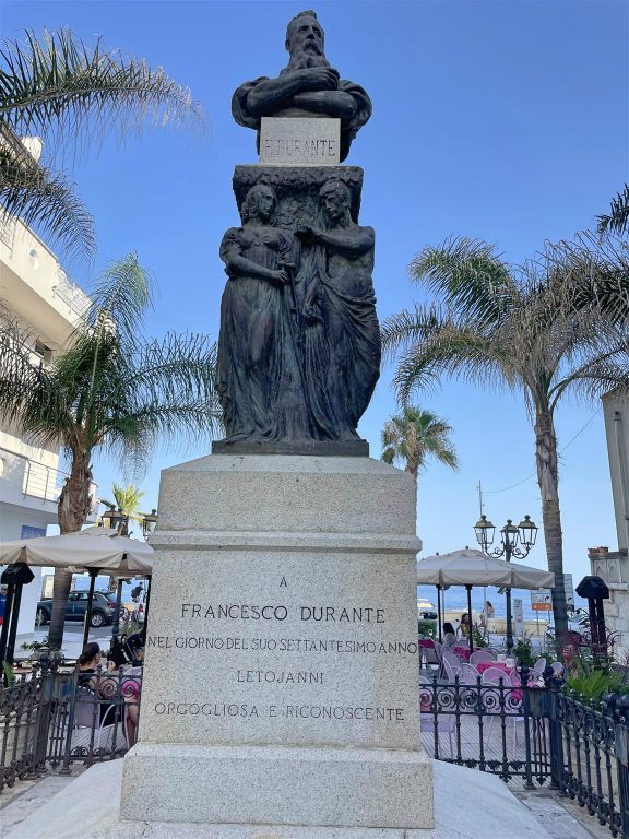 LETOJANNI - het Francesco Durante monument
