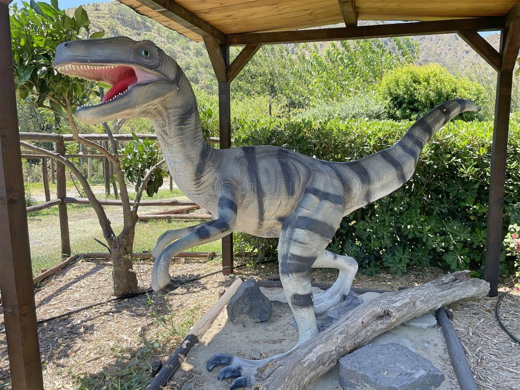 MOTTA CAMASTRA - een beeld van een Tyrannosaurus dinosaurus bij het Alcantara River Park