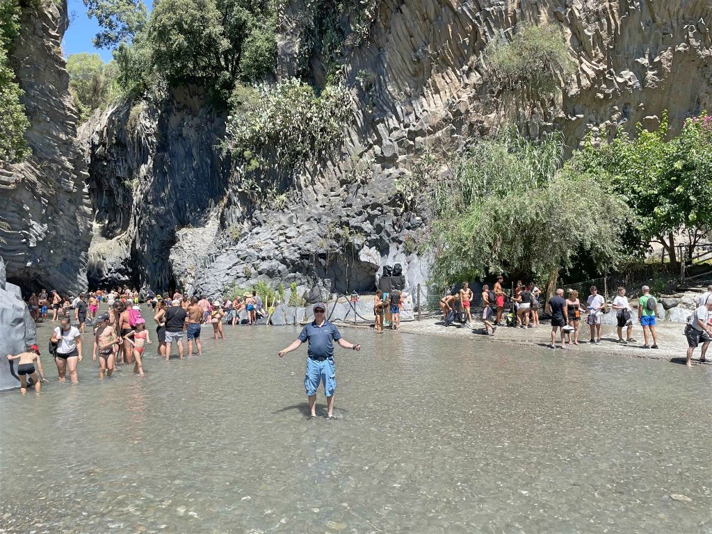 MOTTA CAMASTRA - Carlos in de Alcantara rivier in het Alcantara River Park