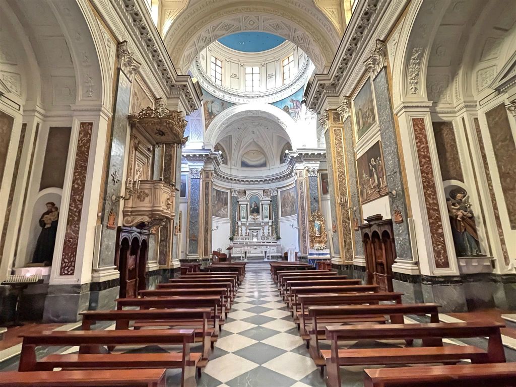 CASTELLAMMARE DI STABIA - binnen  in de kerk van Saint-Vincent