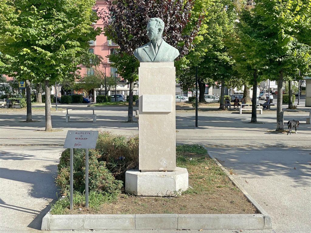 CASTELLAMMARE DI STABIA - een standbeeld ter ere van de Italiaanse acteur Raffaele Viviani (1888-1950)