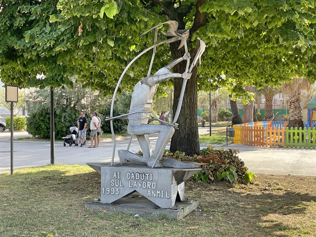 CASTELLAMMARE DI STABIA - het "Ai Caduti sul lavoro" monument