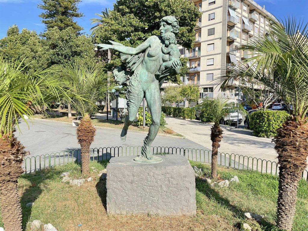 CASTELLAMMARE DI STABIA - het bronzen beeld Allegorie van Stabia