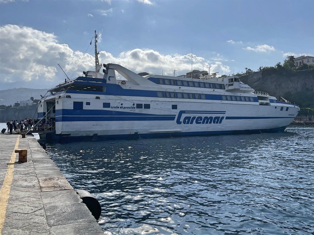 SORRENTO - de veerboot waarmee we naar het eiland Capri gevaren hebben