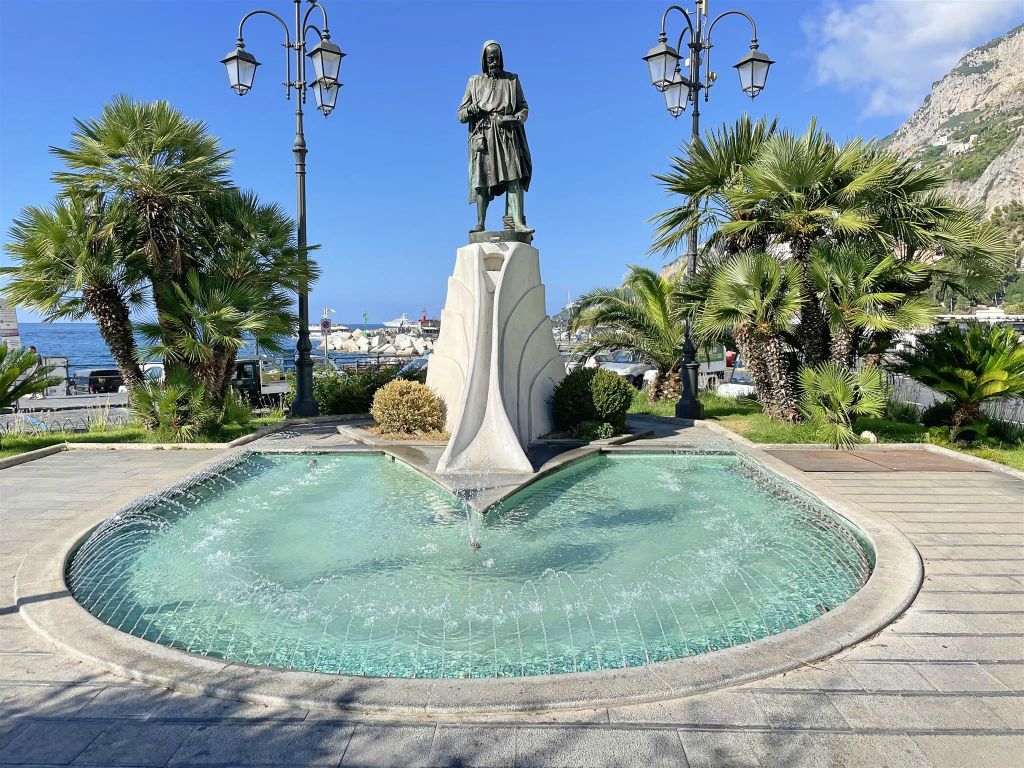 AMALFI - een standbeeld ter ere van de Italiaanse zeeman Flavio Gioia