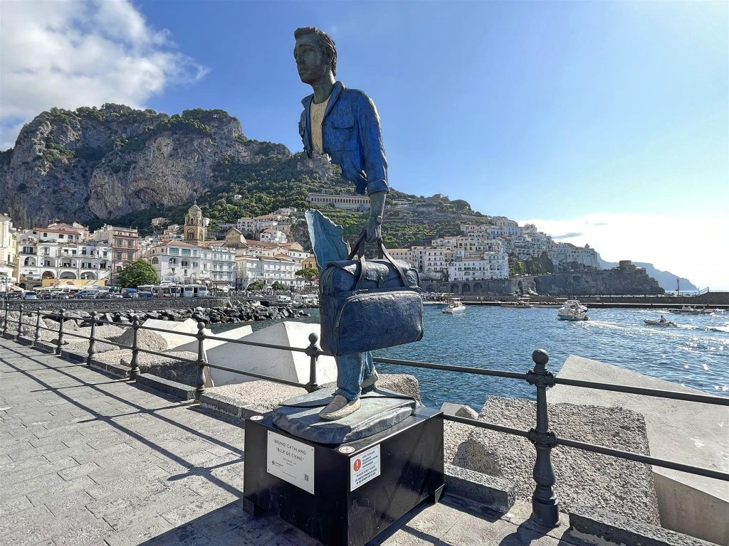 AMALFI - de Bleu de Chine-sculptuur van kunstenaar Bruno Catalano