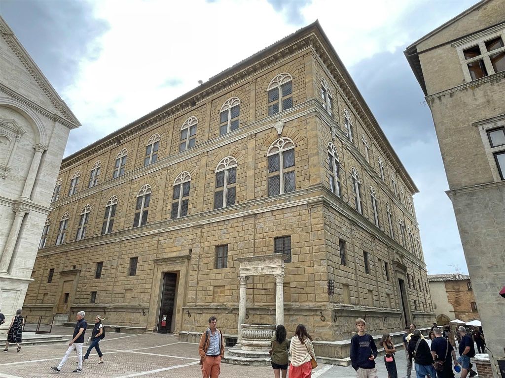 PIENZA - het gebouw van de broederschap van misericordia