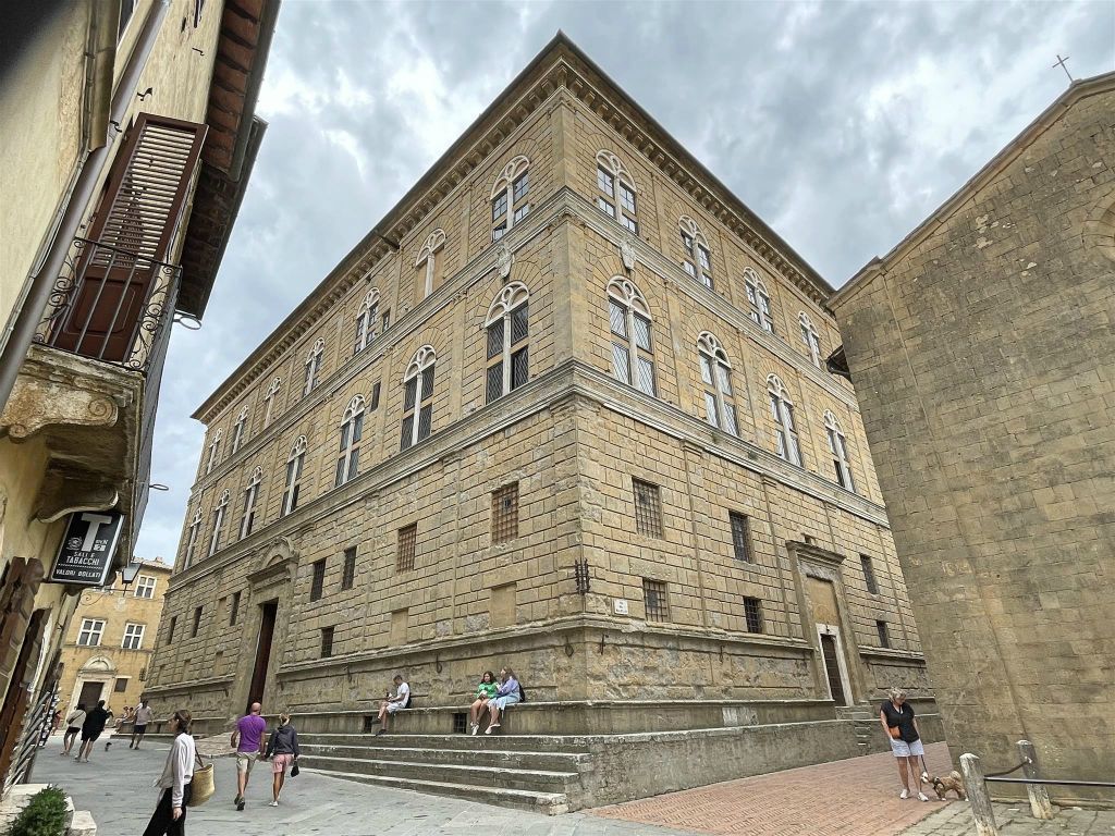 PIENZA - het gebouw van de broederschap van misericordia