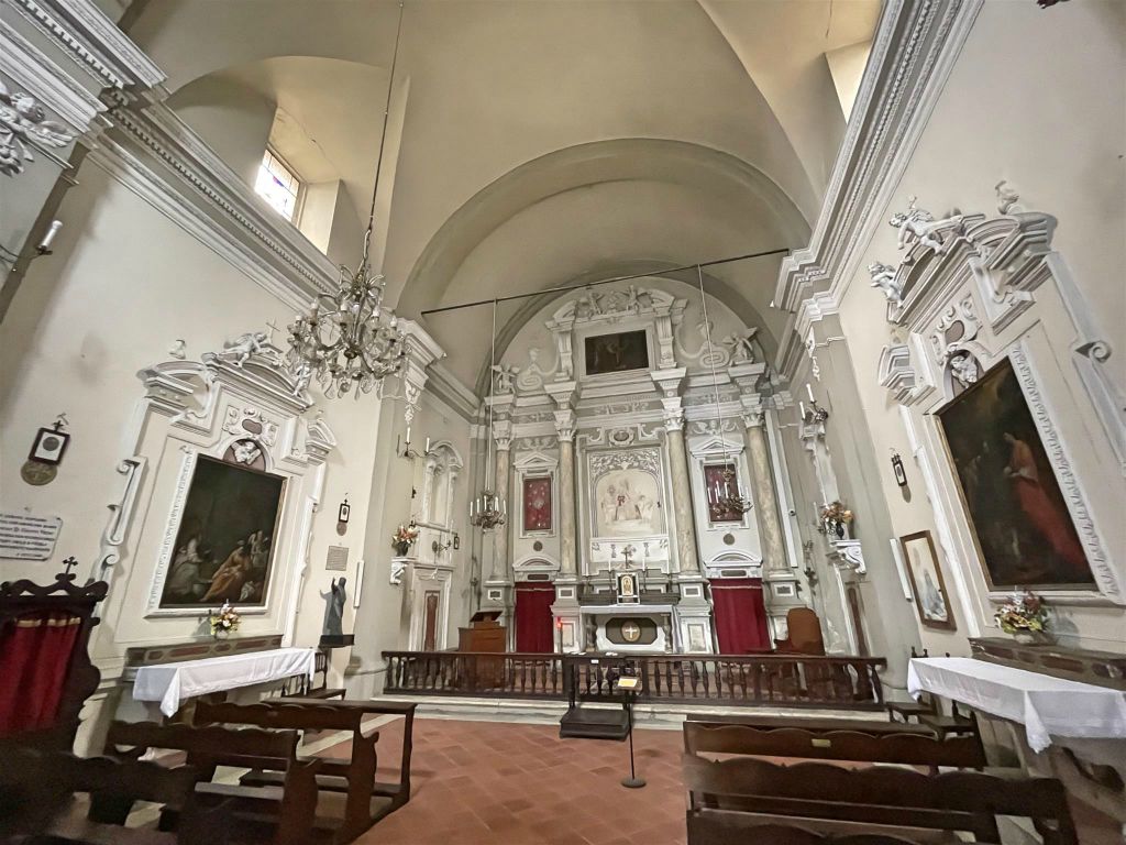 PIENZA - binnen in de Sint-Katelijnekerk