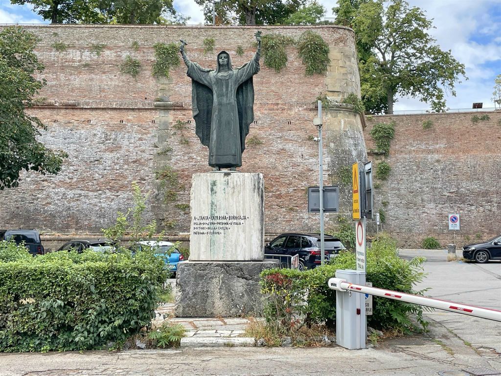 SIENA - een standbeeld ter ere van Sint Catharina van Siena