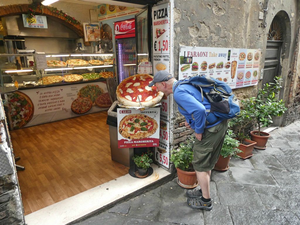 SIENA - Carlos bij een pizza afhaal restaurant
