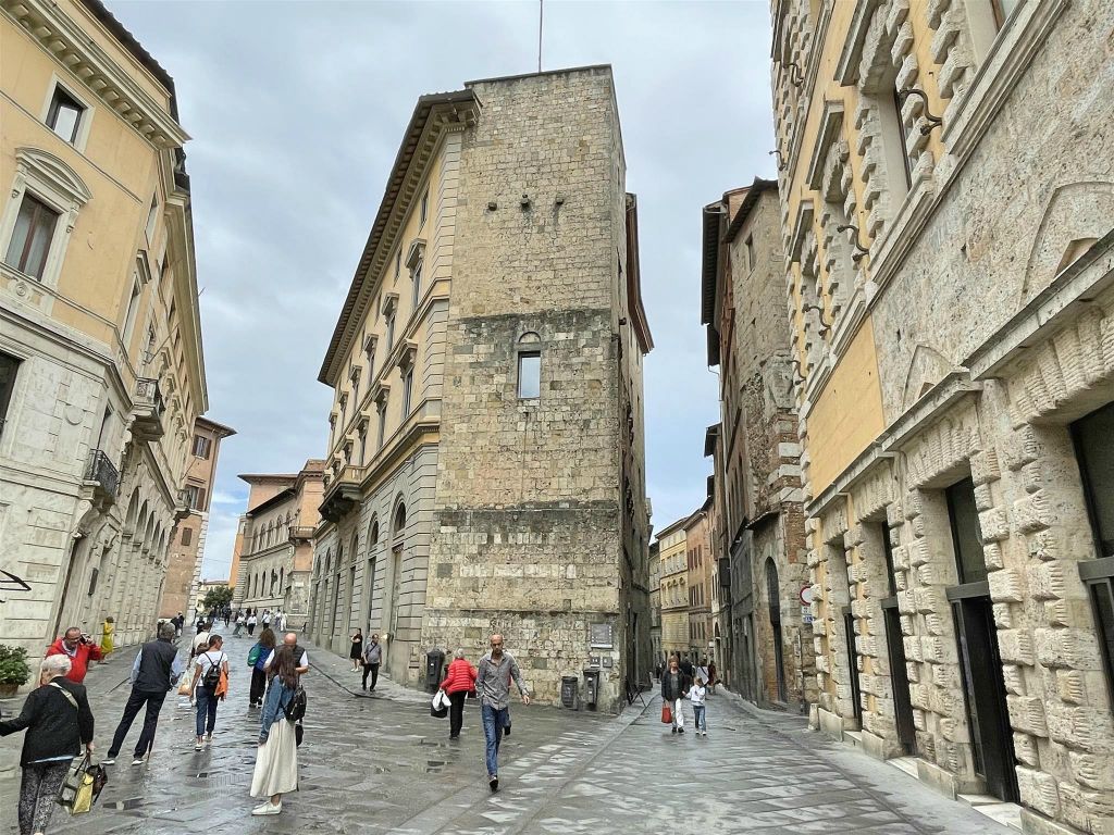 SIENA - de winkelstraten via pianigiani en via dei montanini