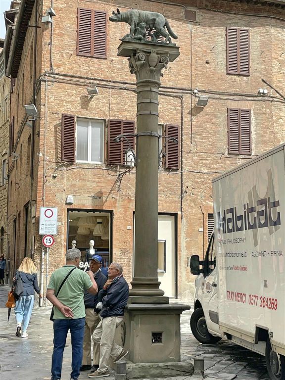 SIENA - een pilaar met een Romulus en Remus-standbeeld