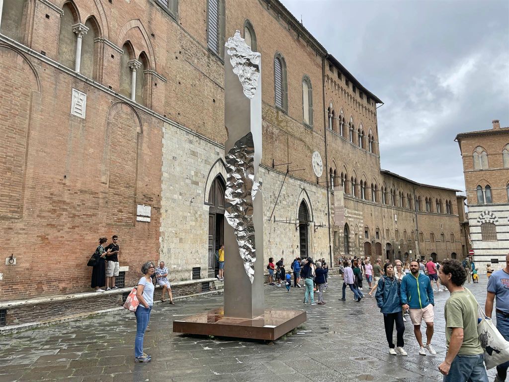 SIENA - het kunstwerk "Getto di luce" van kunstenaar Helidon Xhixha