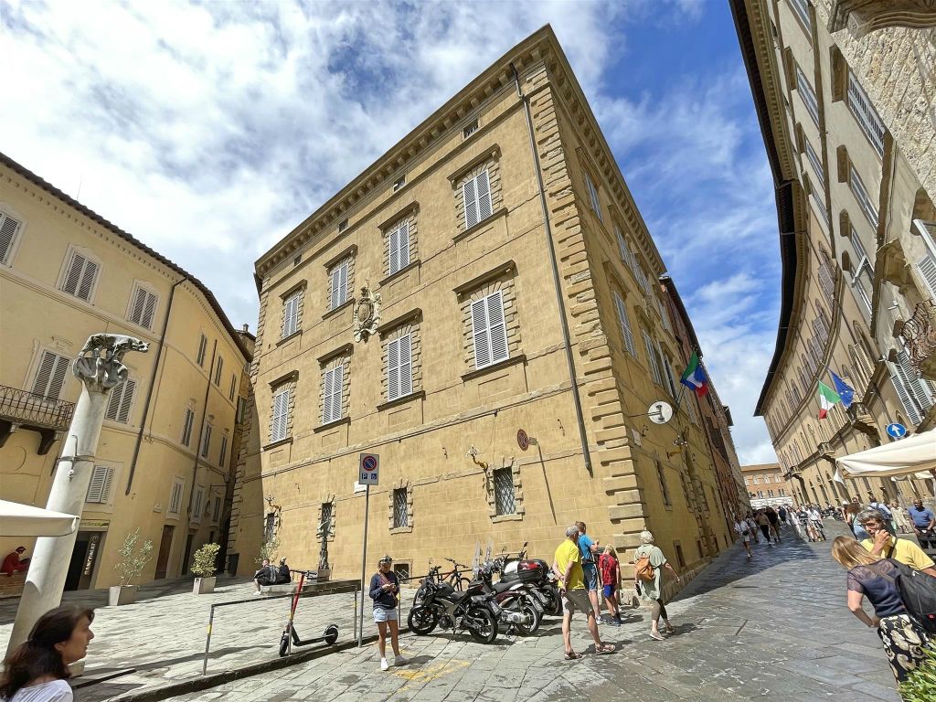 SIENA - het Palazzo Chigi all Postierla