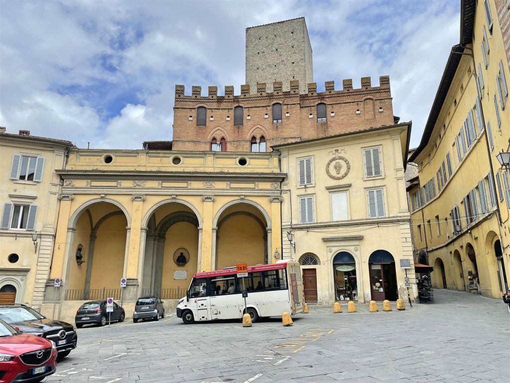 SIENA - de loggia en Palazzo Ballati op het plein Piazza Indipendenza