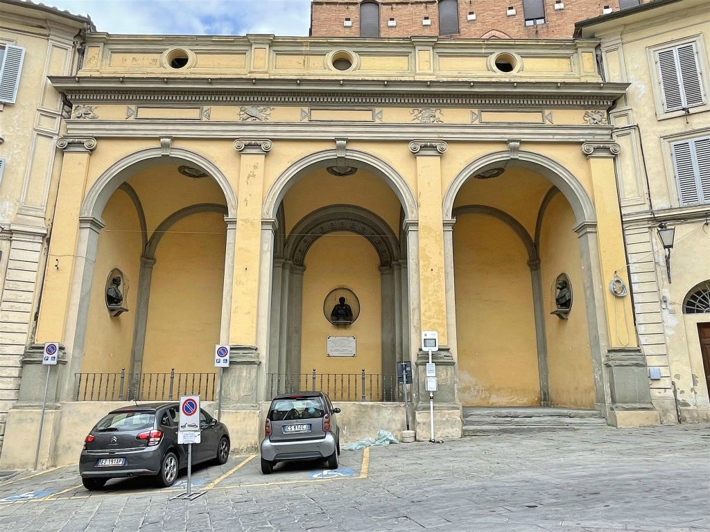 SIENA - de loggia op het plein Piazza Indipendenza
