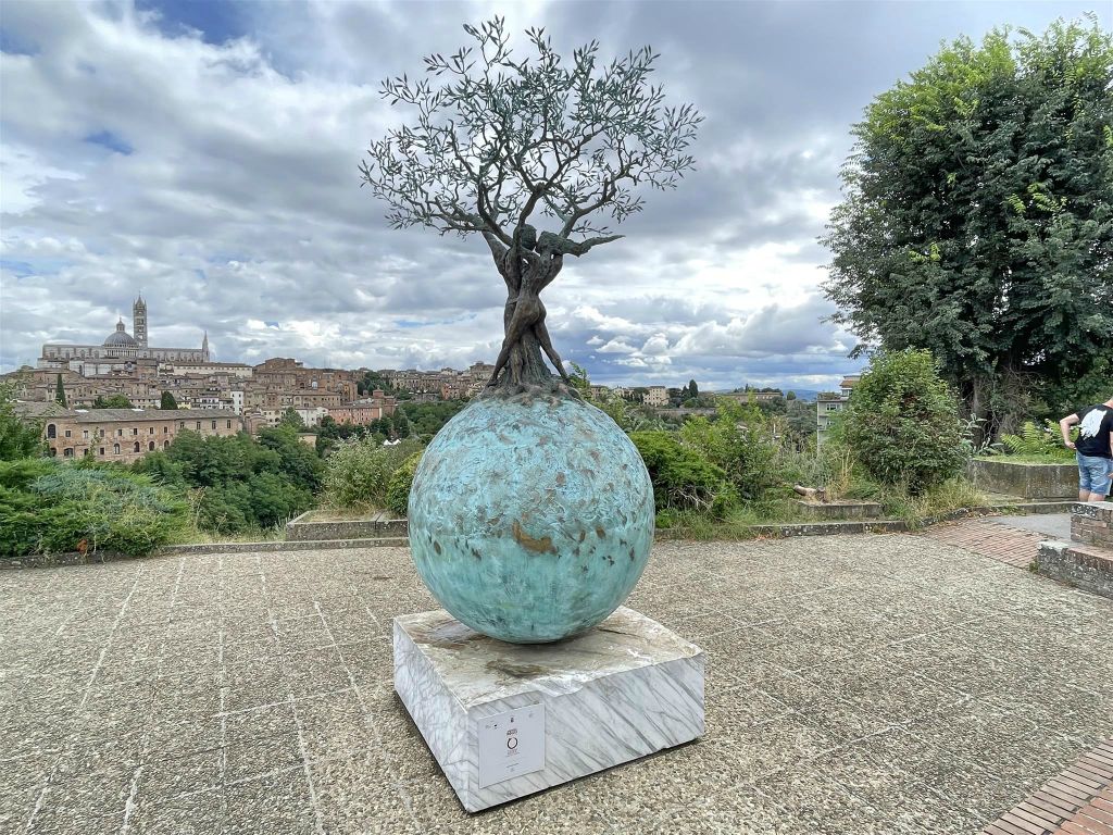 SIENA - het kunstwerk "Terra Mater" van kunstenaar Andrea Roggi