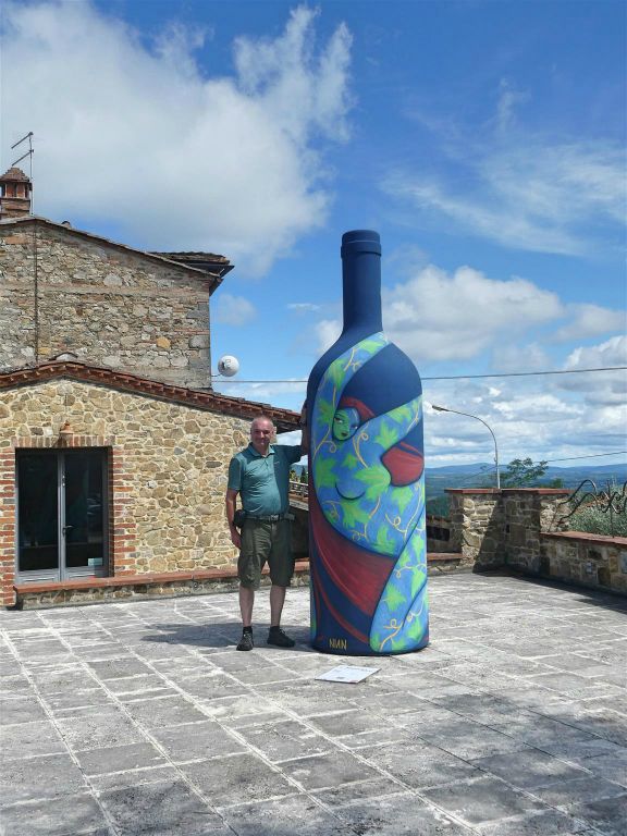 CASTELNUOVO BERARDENGA - Carlos naast een grote fles