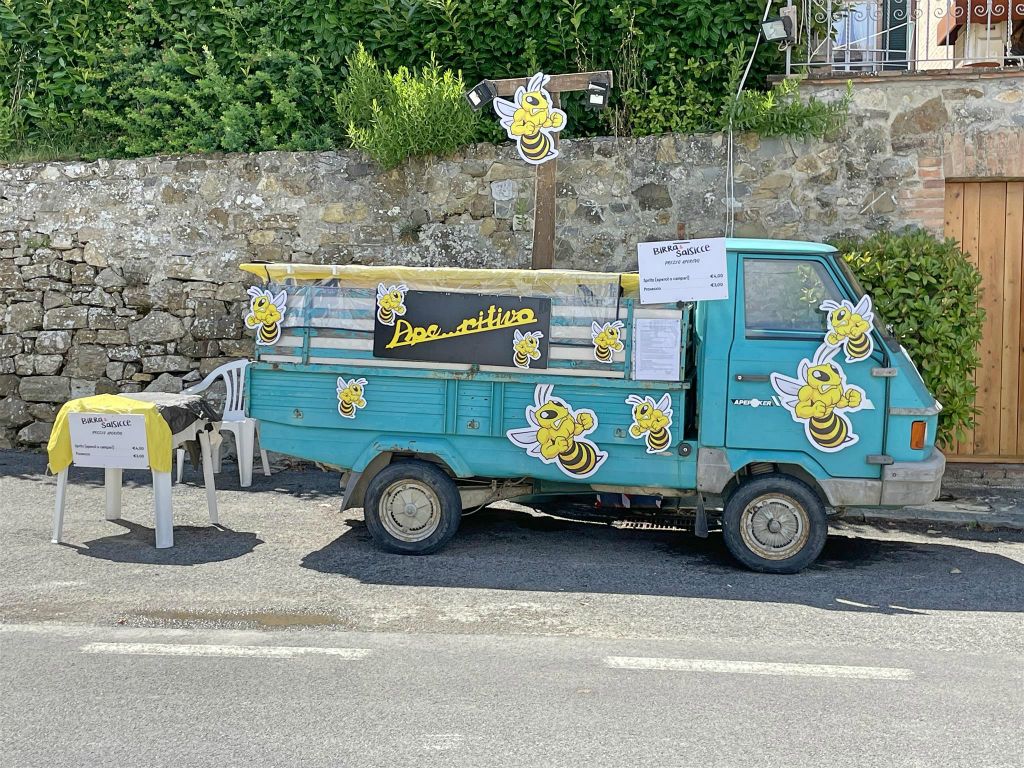CASTELNUOVO BERARDENGA - een Piaggio Ape Poker ingericht als honingkraam