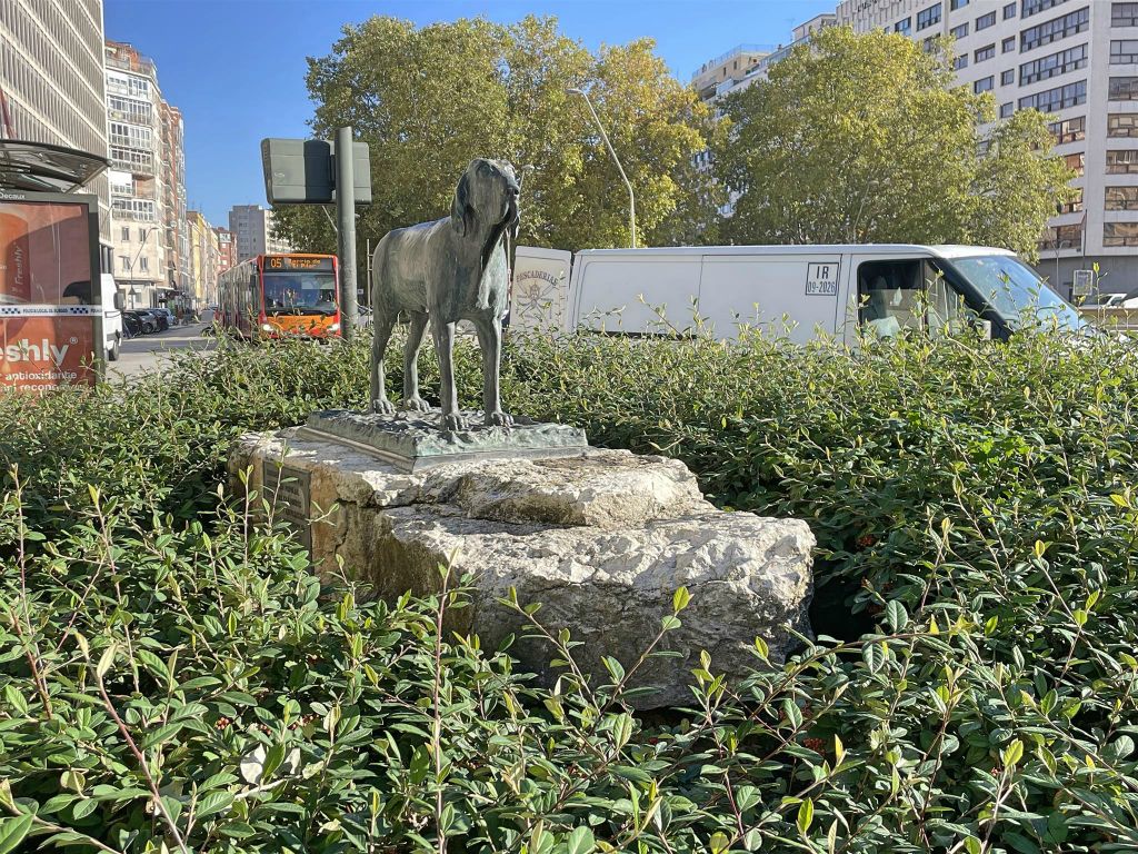 BURGOS - een monument voor het hondenras Perdigueiro de Burgos