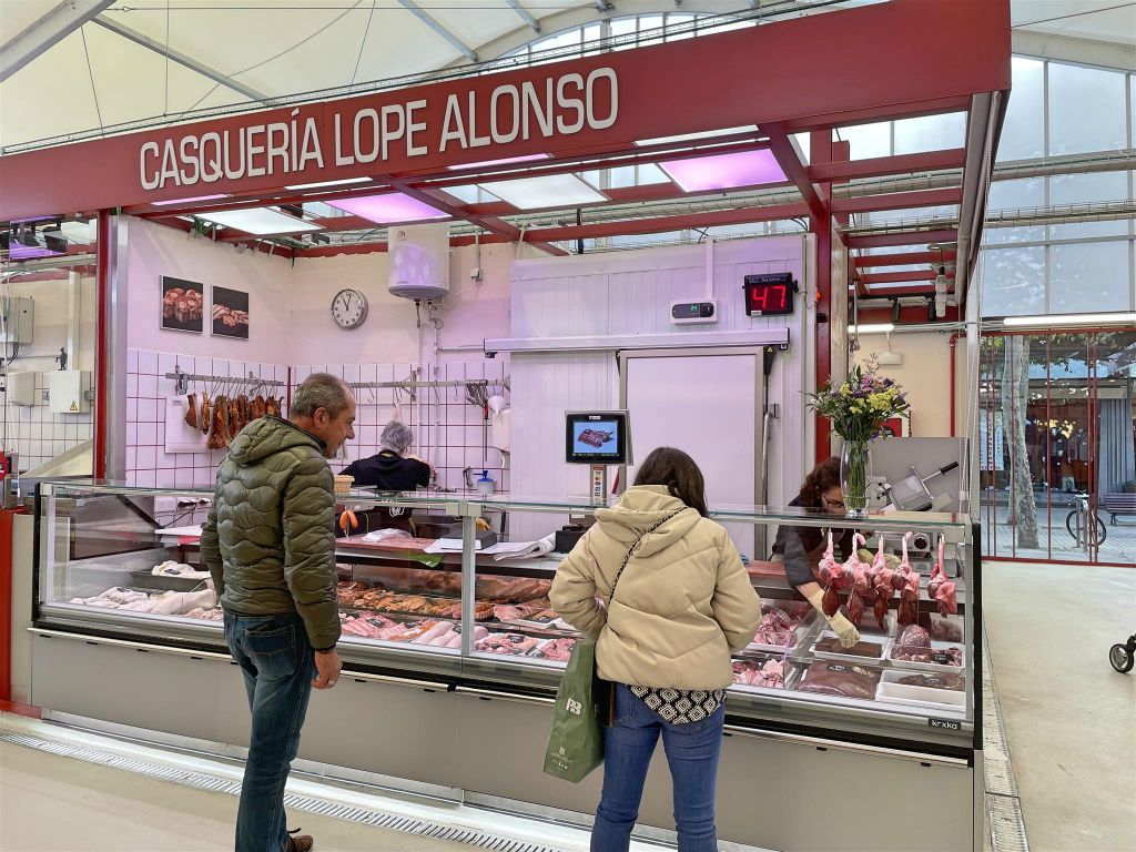 BURGOS - een slager in de markthal Norte Municipal
