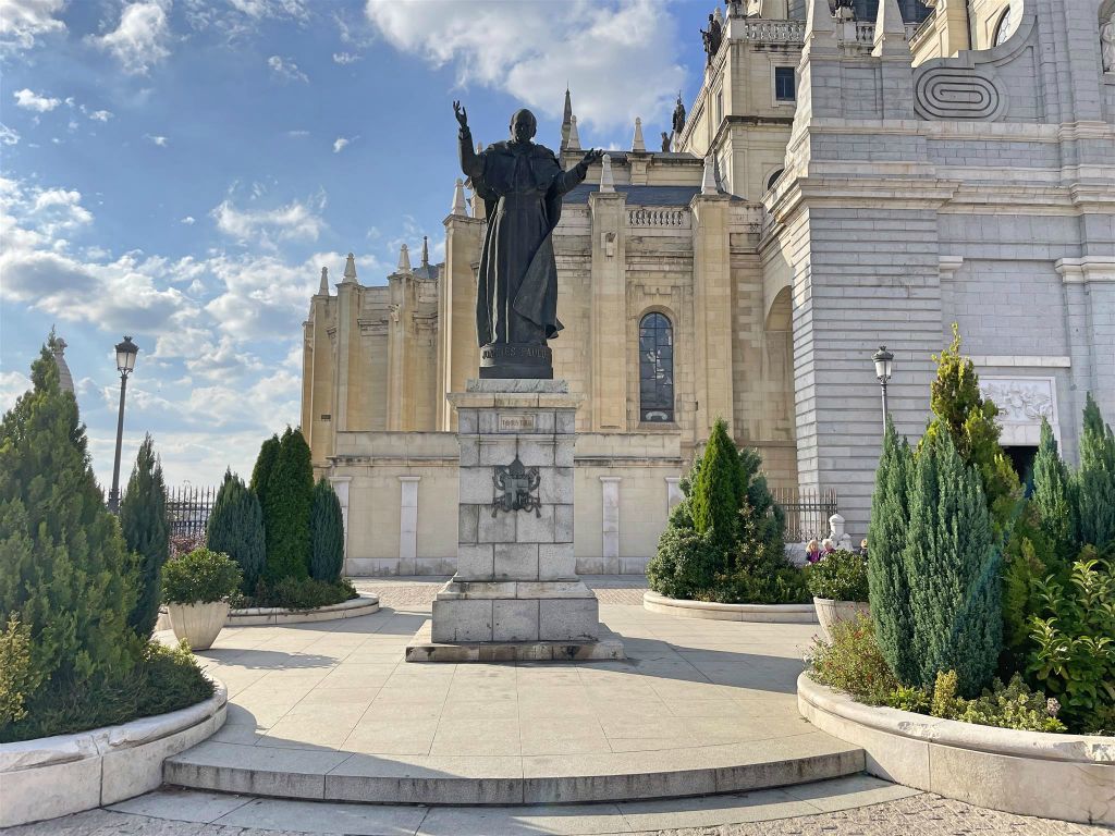 MADRID - een standbeeld ter ere van Paus Johannes Paulus II bij de Almudena-kathedraal