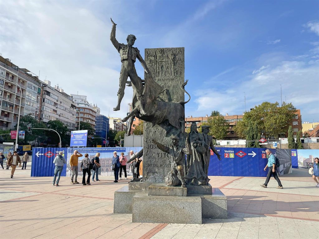 MADRID - een beeld bij de stierenvechtarena Las Ventas