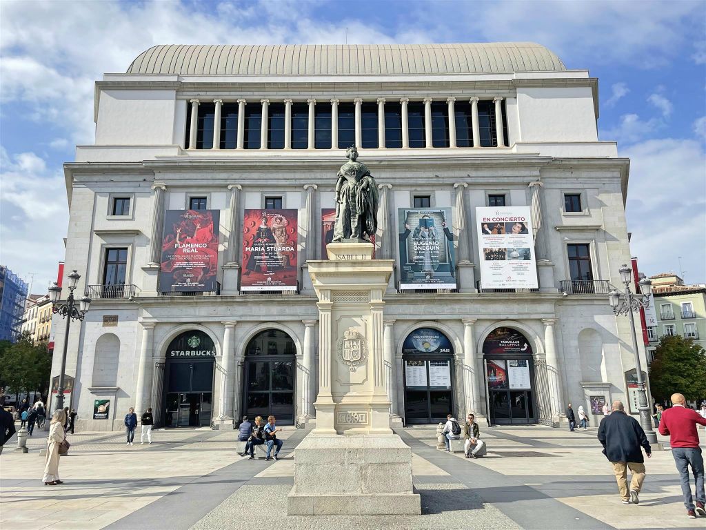 MADRID - een standbeeld ter ere van de Spaanse koningin Isabella II (1830-1904)