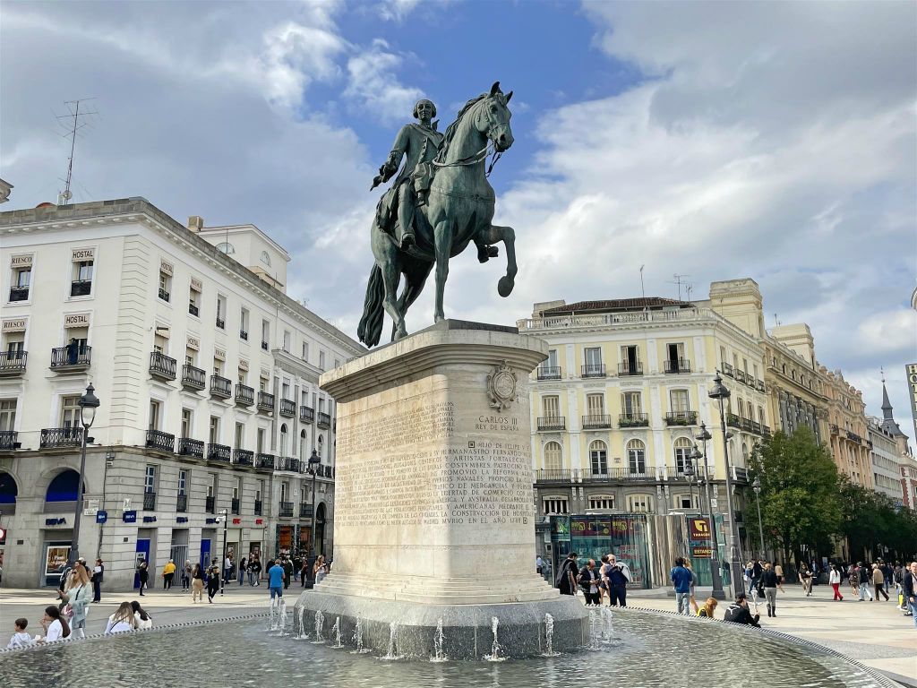MADRID - een ruiterstandbeeld ter ere van de Spaanse koning Carlos III (1716-1788)