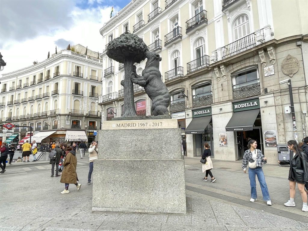 MADRID - het standbeeld van de beer en de aardbeiboom