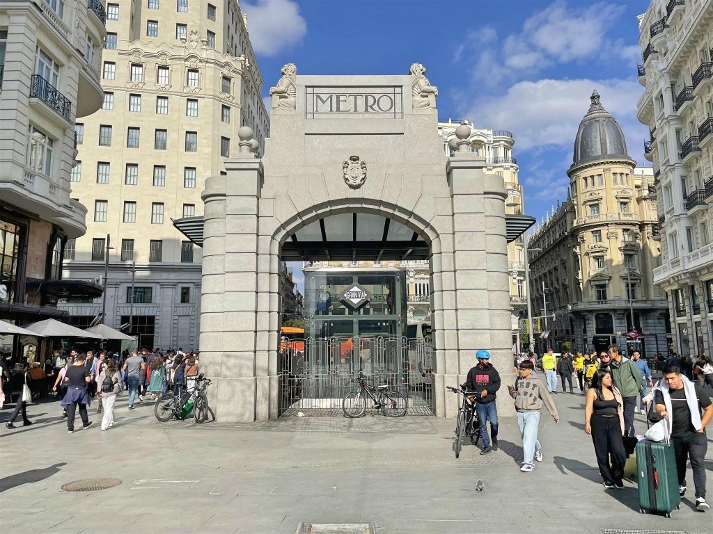 MADRID - het Gran Via metro station