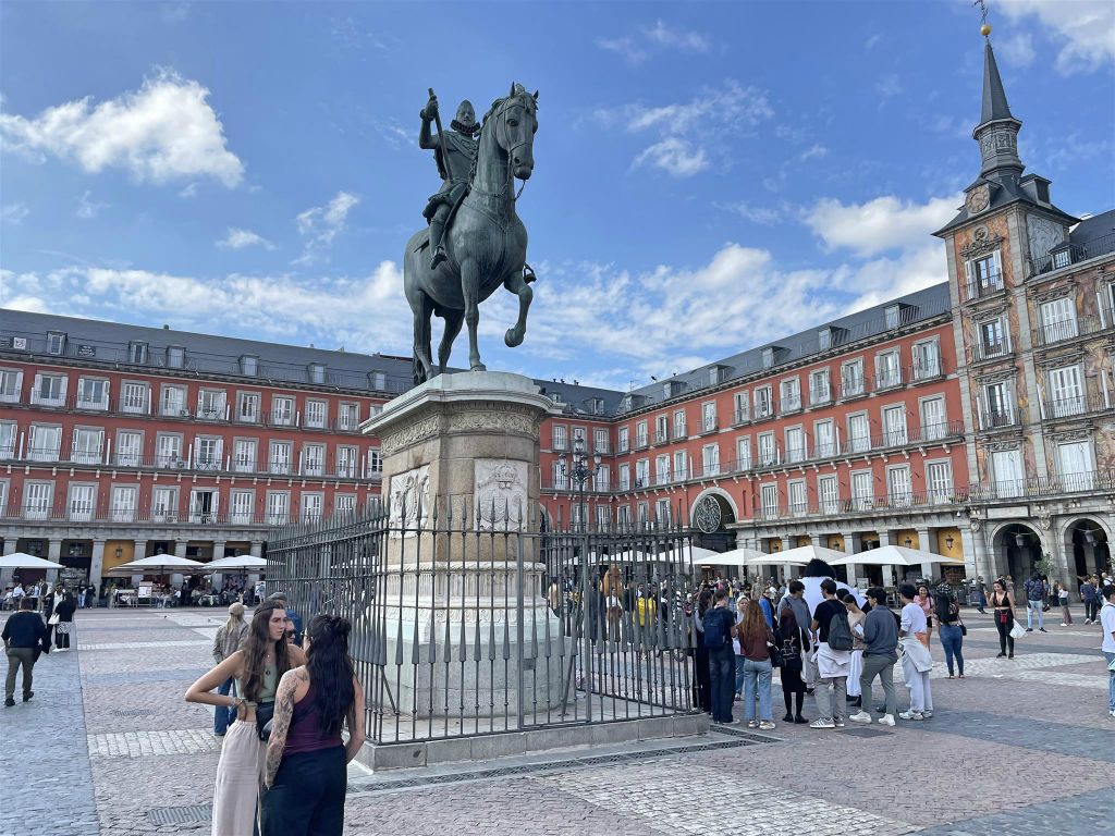 MADRID - een ruiterstandbeeld ter ere van koning Felipe III op het stadsplein Plaza Mayor