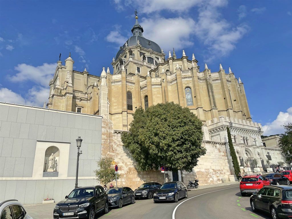 MADRID - de Almudena-kathedraal