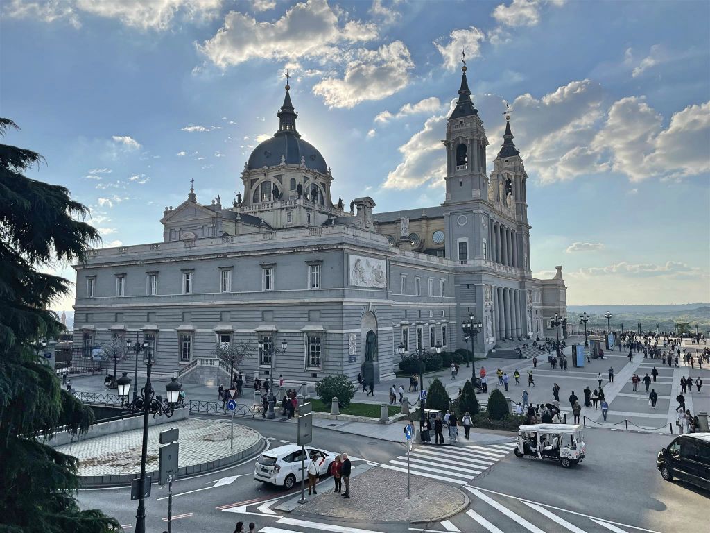 MADRID - de Almudena-kathedraal