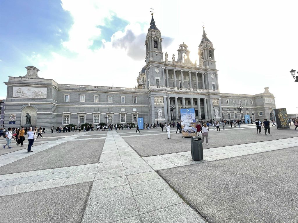 MADRID - de Almudena-kathedraal