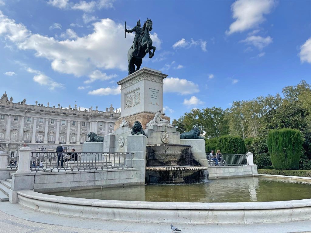 MADRID - een ruiterstandbeeld ter ere van koning Felipe IV in het park Plaza de Oriente