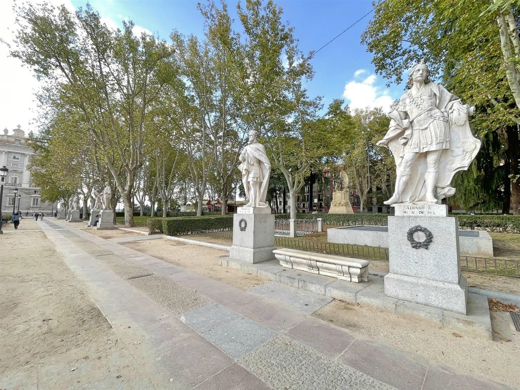 MADRID - enkele beelden in het park Plaza de Oriente
