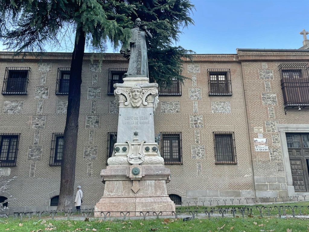 MADRID - een standbeeld ter ere van de Spaanse schrijver Félix Lope de Vega y Carpio (1562-1635)