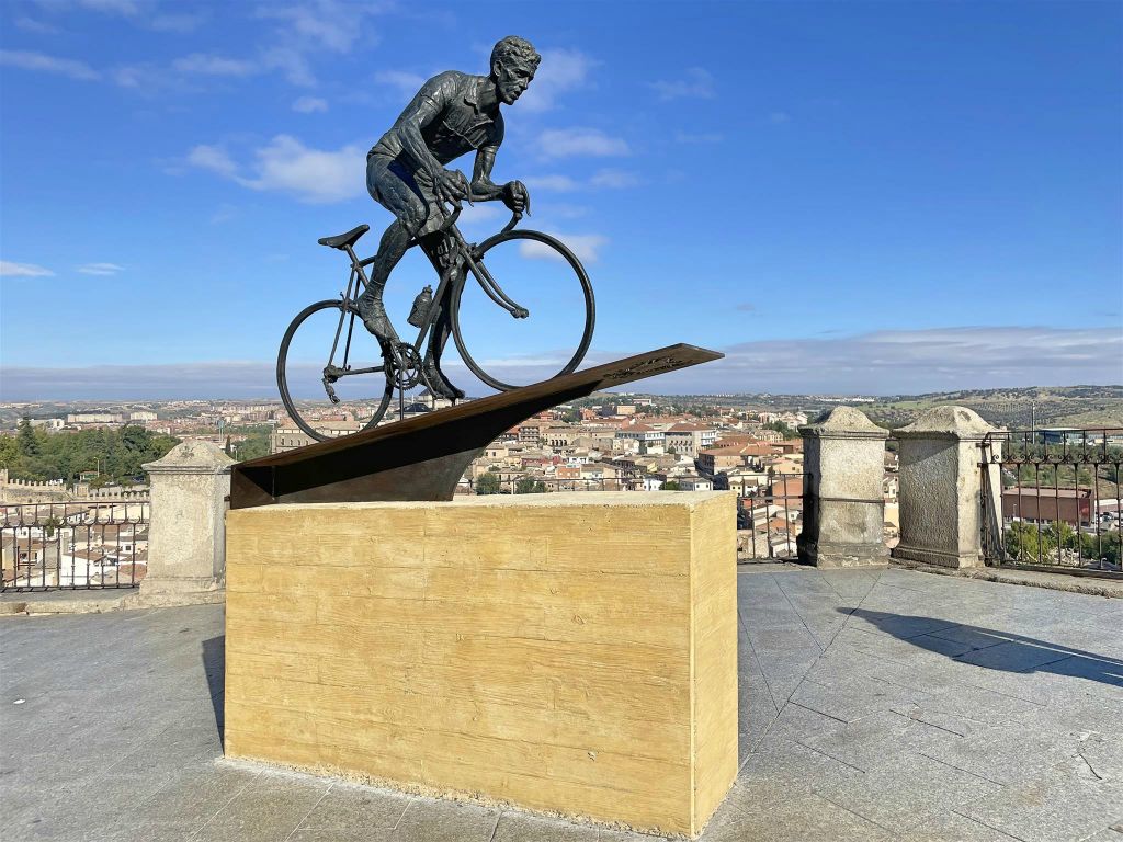 TOLEDO - een standbeeld ter ere van Tour de France 1959 winnaar Federico Martín Bahamontes (1928-2023)