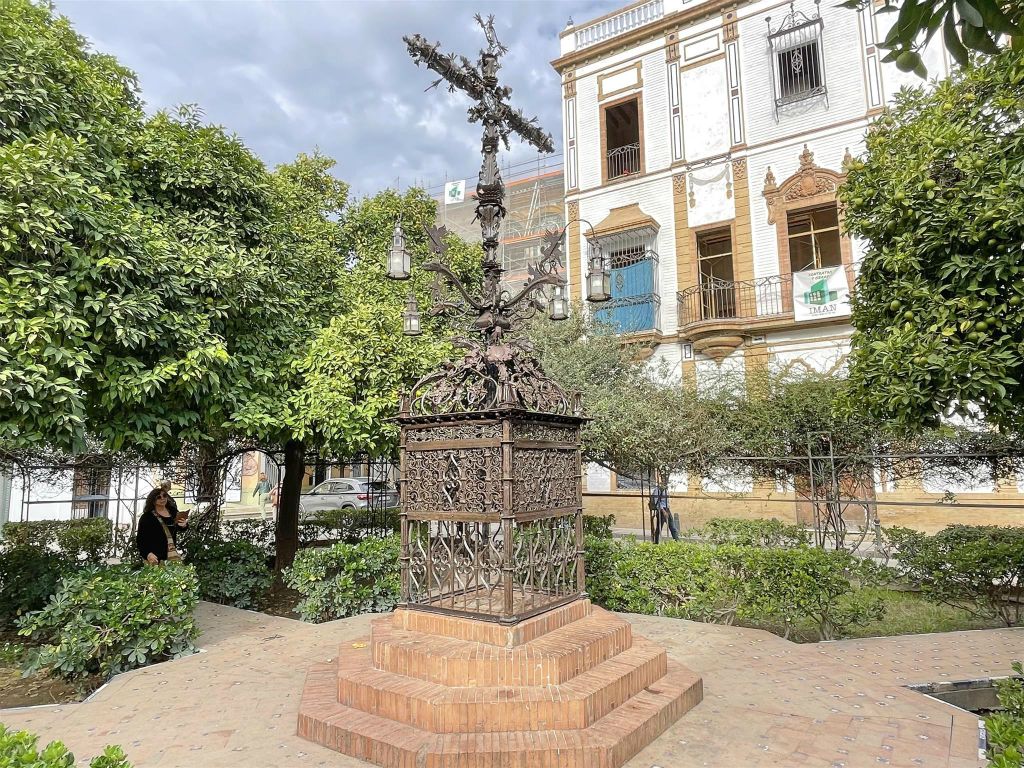 SEVILLA - een smeedijzeren kruis op het plein Plaza de Santa Cruz
Plaza de Santa Cruz