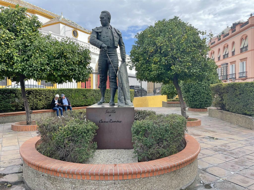 SEVILLA - een standbeeld ter ere van de Spaanse stierenvechter Curro Romero