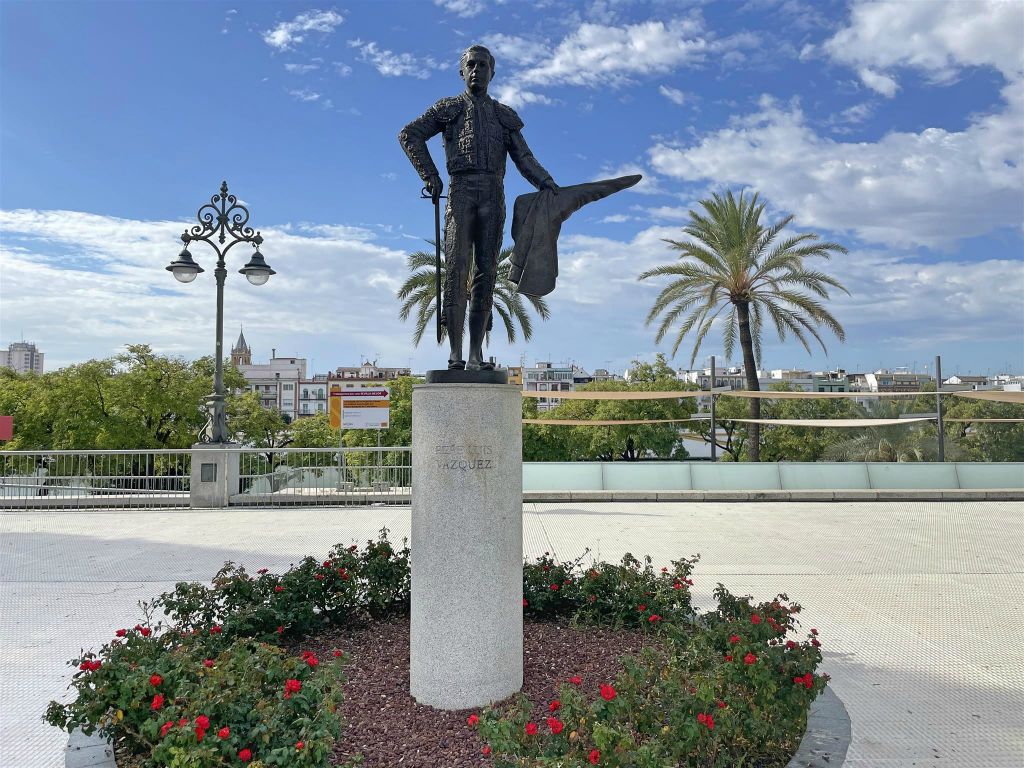 SEVILLA - een standbeeld ter ere van de Spaanse stierenvechter Pepe Luis Vázquez (1921-2013)